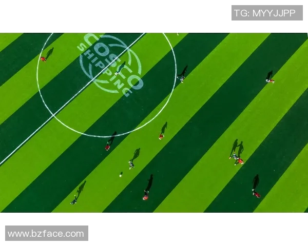 红衣服的足球明星在绿茵场上的传奇故事与不为人知的奋斗历程